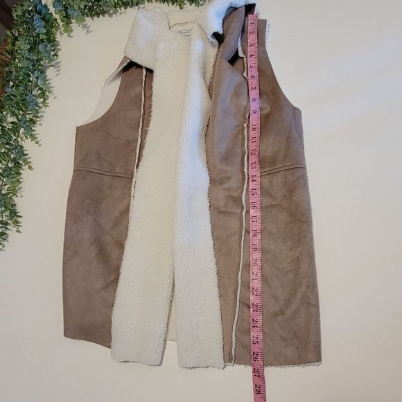 NEW Faux Suede Shearing Open Front Layerable Vest - Picture 6 of 10